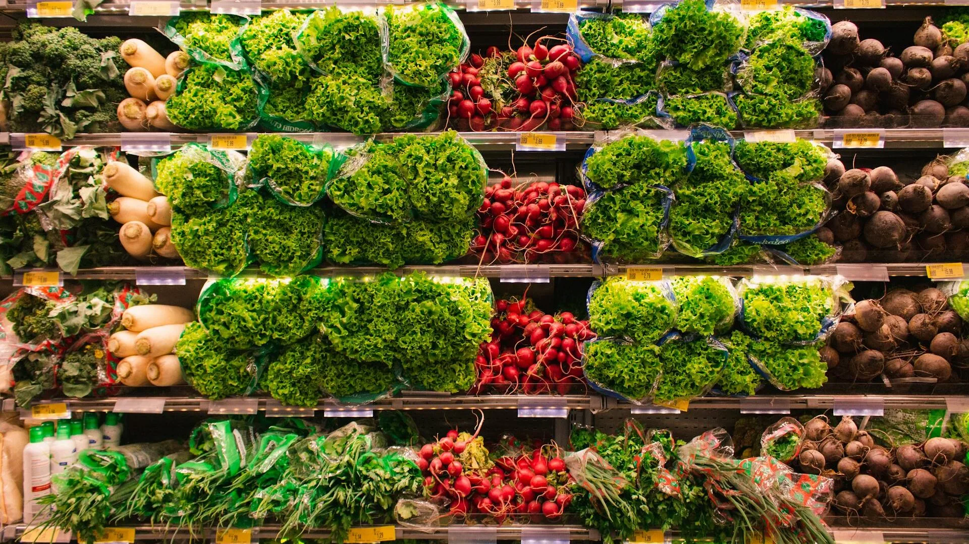 Marketingberatung: Tools richtig wählen. Im Bild: Ein Supermarkt-Kühlregal mit Salat und Gemüse https://www.pexels.com/de-de/@cenali/